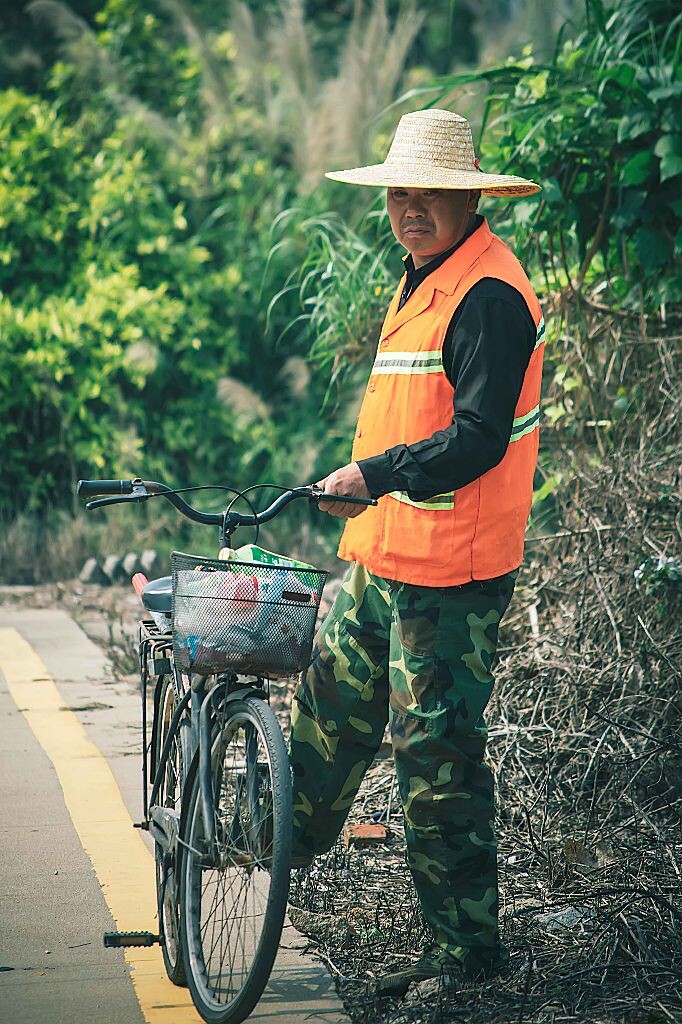 真的好像因为好多事都一起来，变得情绪暴躁，情绪化。<br />
<br />
本身开心的一天因为下午的web又他妈操了。<br />
<br />
不过谢谢Jekin，谢谢他的分享。谢谢他可以让我倾诉自己的心里的恶。<br />
<br />
其实自己也有点奇怪的心理。<br />
<br />
虽然知道Jekin是很智慧的人。但是一想不是Andrew教我就有点不想去学习。但是去跟Jekin交流完之后也就发现能跟Jekin学到太多太多。Andrew可能教给我的是如何从sins里走出来。Jekin能够教给我如何得到BLESS。<br />
<br />
不过<br />
<br />
我其实还没有信你的存在啊。<br />
<br />
如果你在这，你就告诉我我是谁吧。<br />
<br />
告诉我我是谁。<br />
<br />
我就把我的生命给你。<br />
<br />
还有我真的觉得大E很适合我啊。