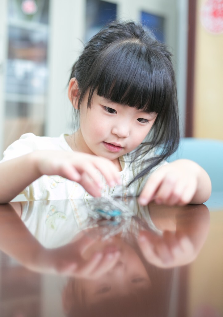 孩子的生活是天真的，一个小物件就能变成玩具