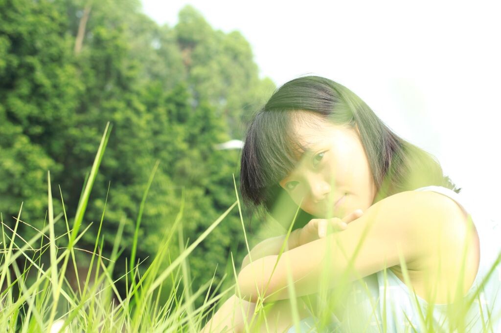 我们顶着烈日，找到一块不错的草地