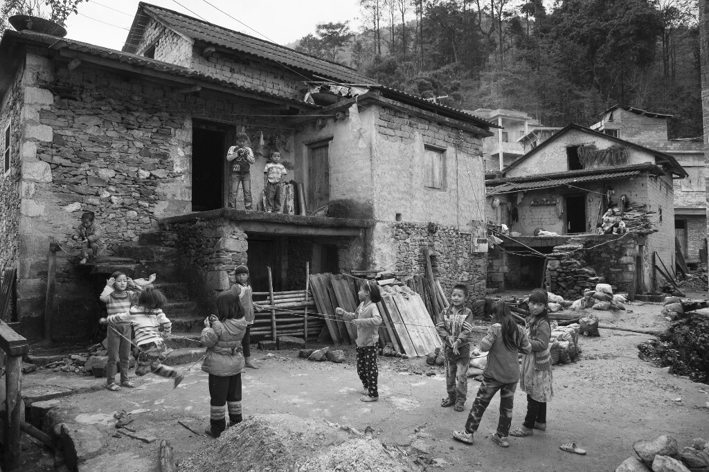不上课的早晨,孩子们都聚在一起。2014.11.16云南元阳县