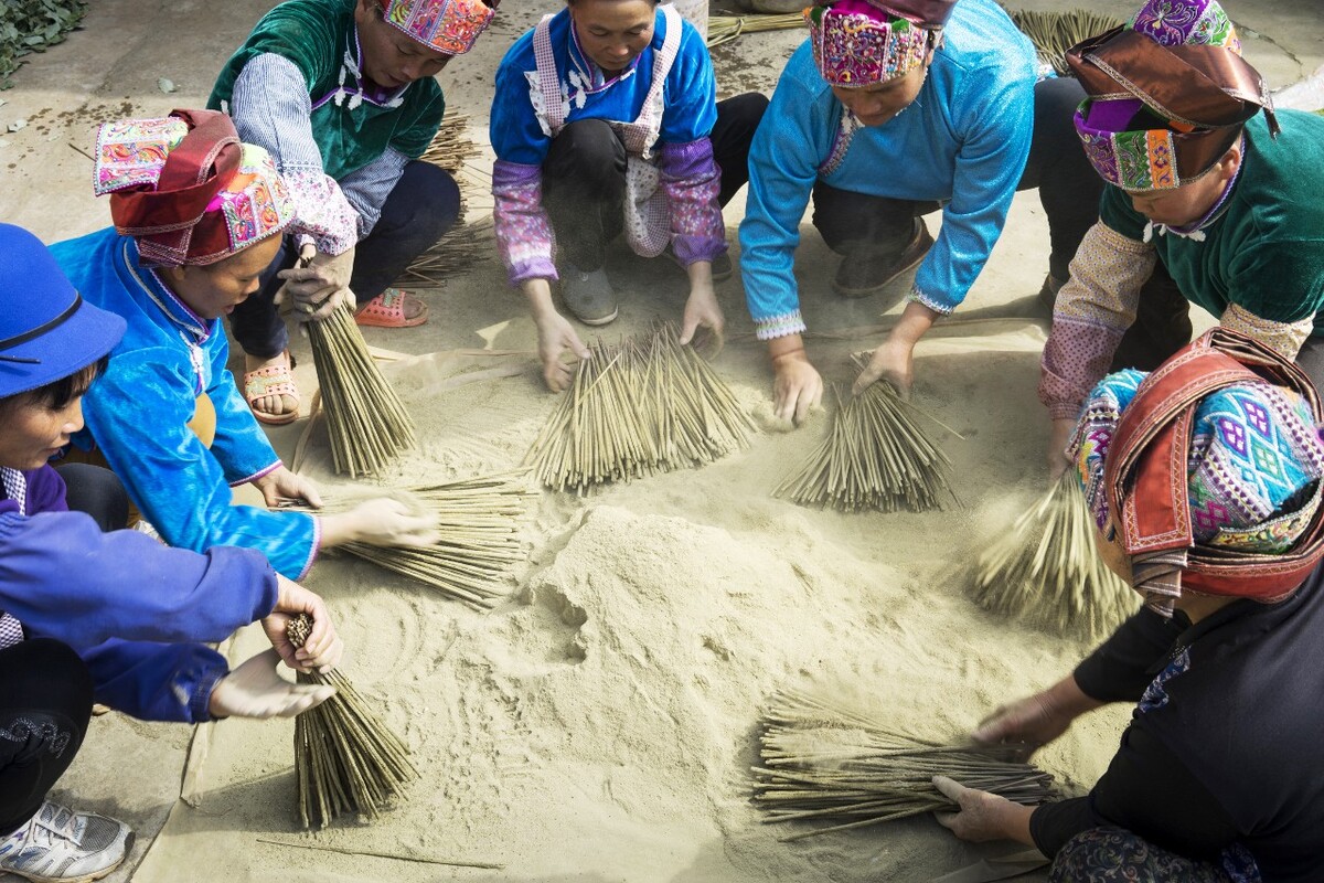 12香棍沾水后，尽快裹上按比例兑好的香面，重复数次，直至成型。