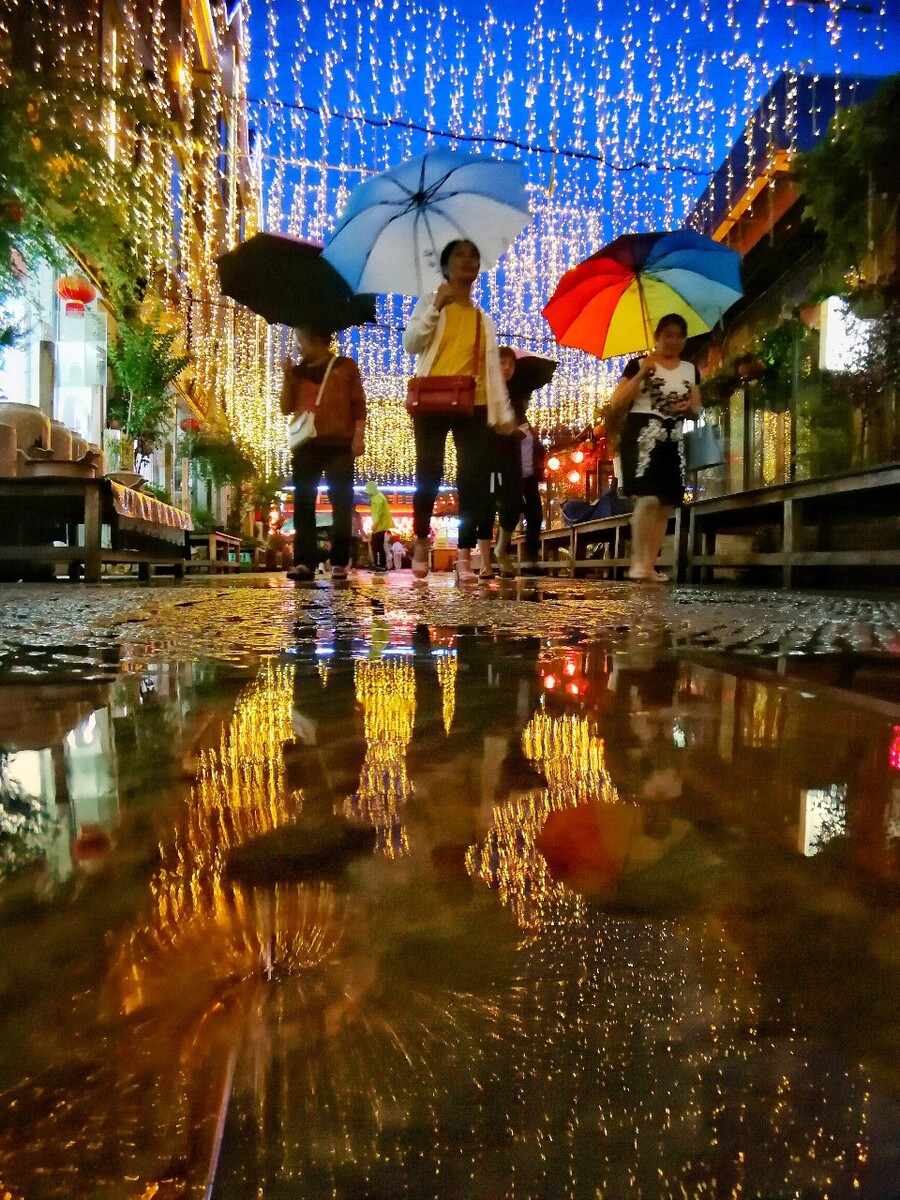 夏天的雨季也挡不住，小城夜晚的热闹。