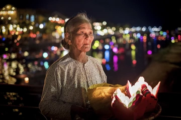 卖河灯的老人