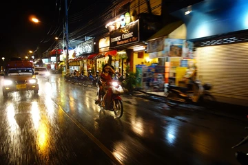 清迈雨夜
