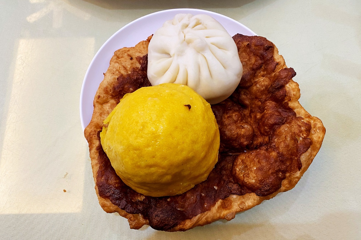 糖油饼馄饨油条丰盛的早餐
