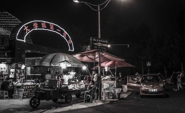 路过大学城夜市咔嚓一张。