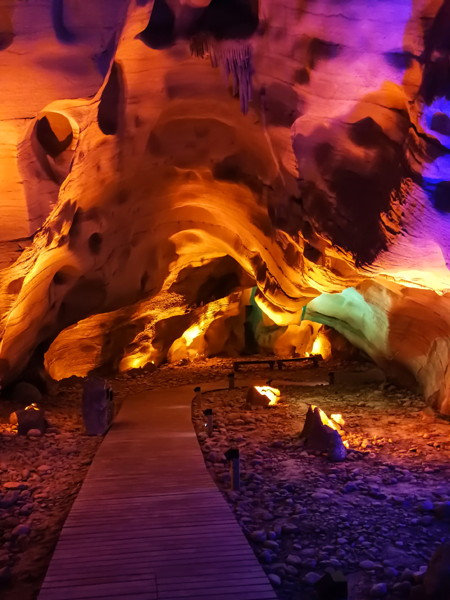 重庆黔江濯水古镇蒲花暗河景区里的溶洞