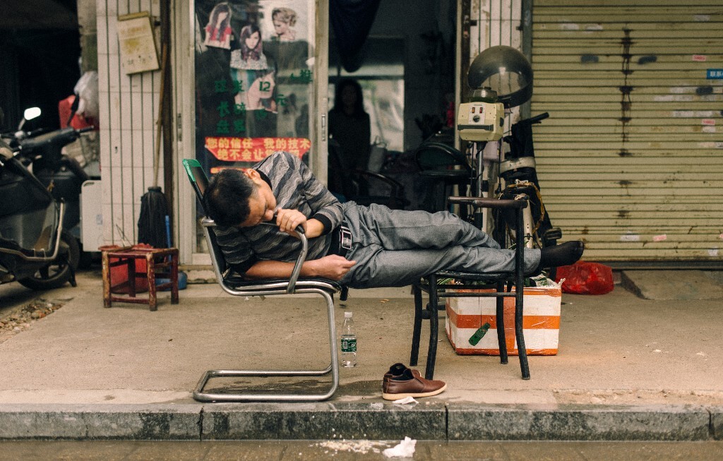 以天为被，以凳为床
