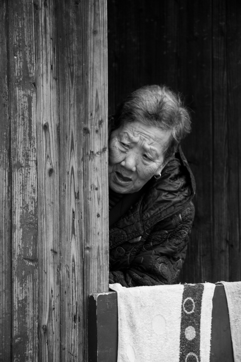 老人探头出家门,这是对"归"字的沉淀.