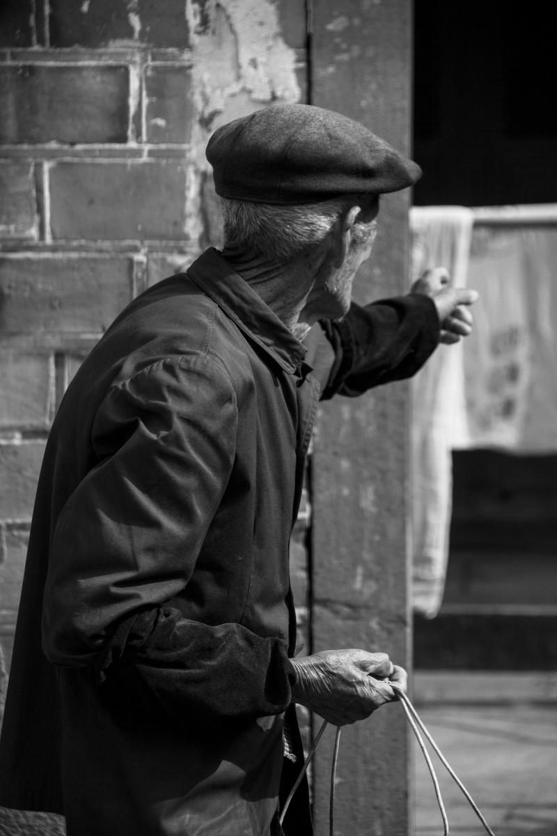 老人指路,引领者我们走到熟悉的巷子深处.