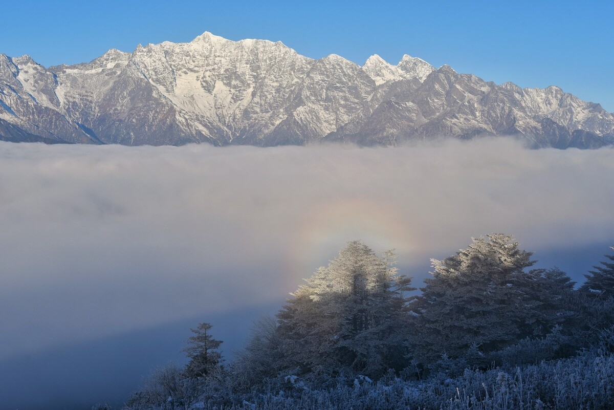 3400+的山顶跨年，看到了云海雪山星空日出，下山时刻遇见佛光。祝您新年快乐，事事顺心。