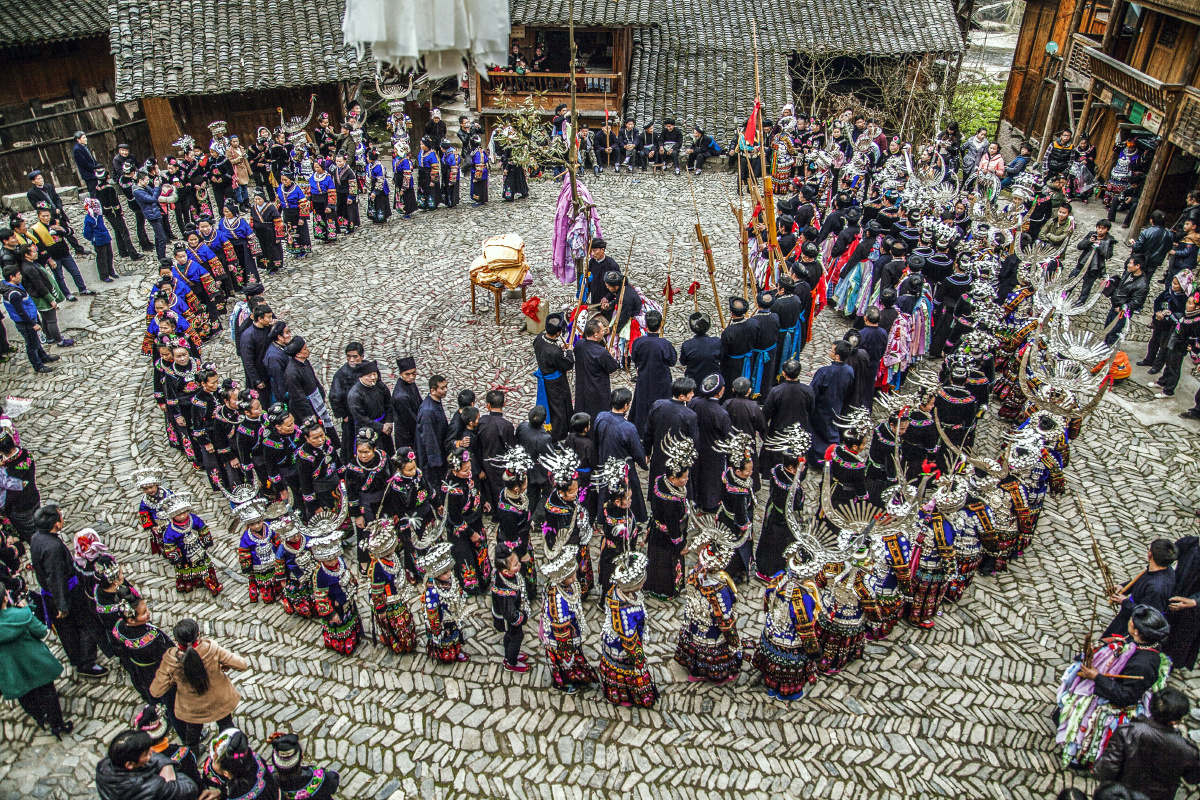 苗族铜鼓舞:多在盛大节日,如"鼓藏节""苗年"等活动中表演.