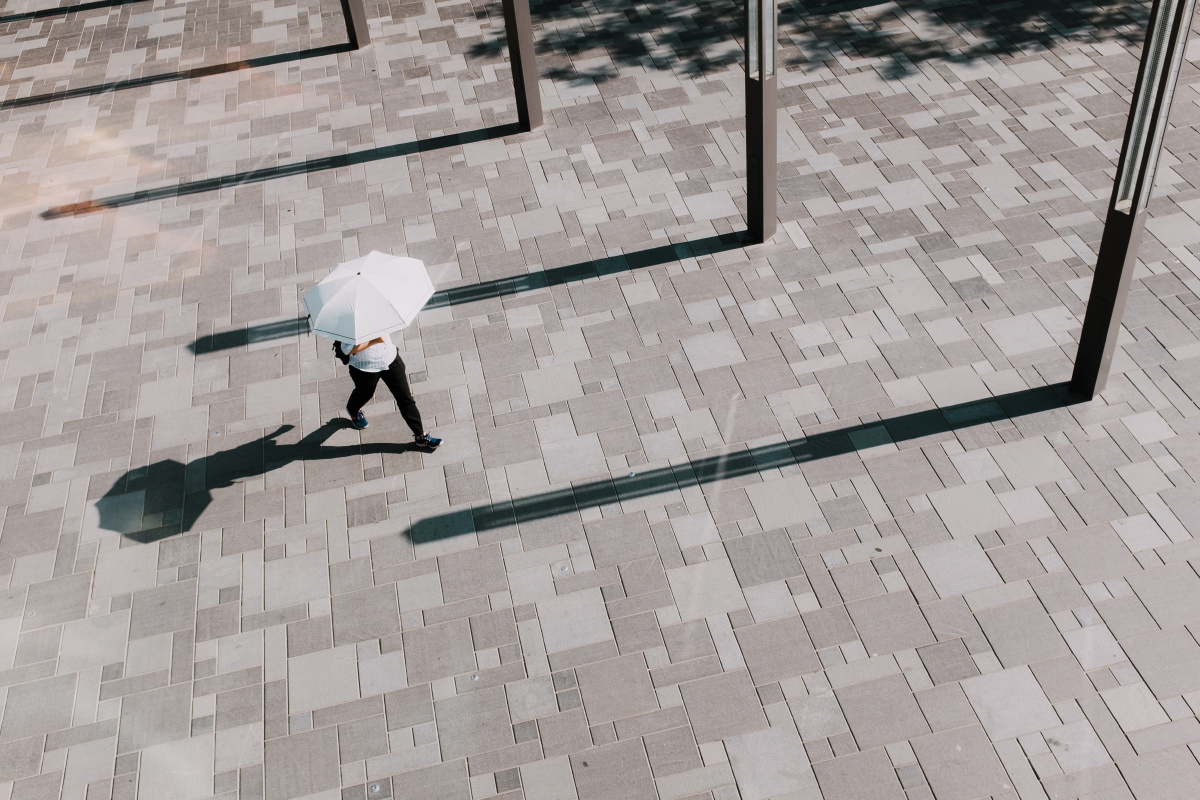 建筑本身高度错落的楼梯带来了丰富的光影变化由此记录了一些光影瞬间