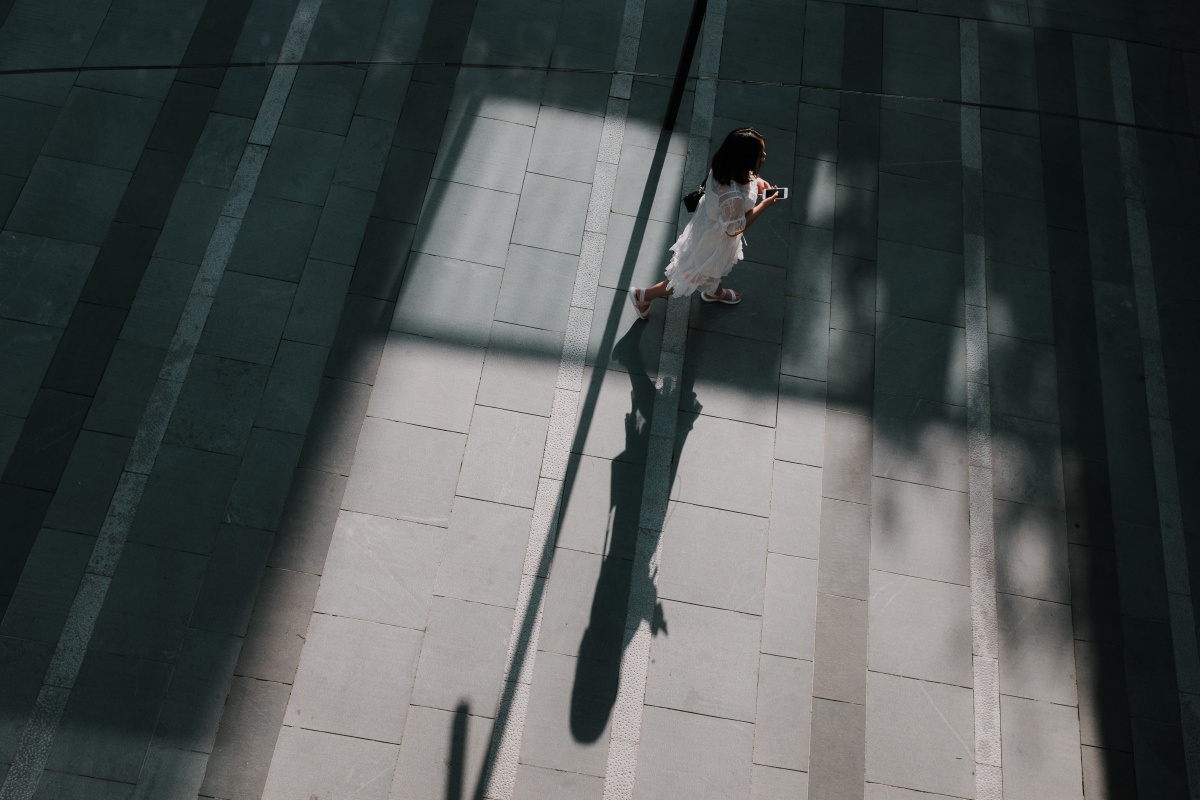 建筑本身高度错落的楼梯带来了丰富的光影变化由此记录了一些光影瞬间