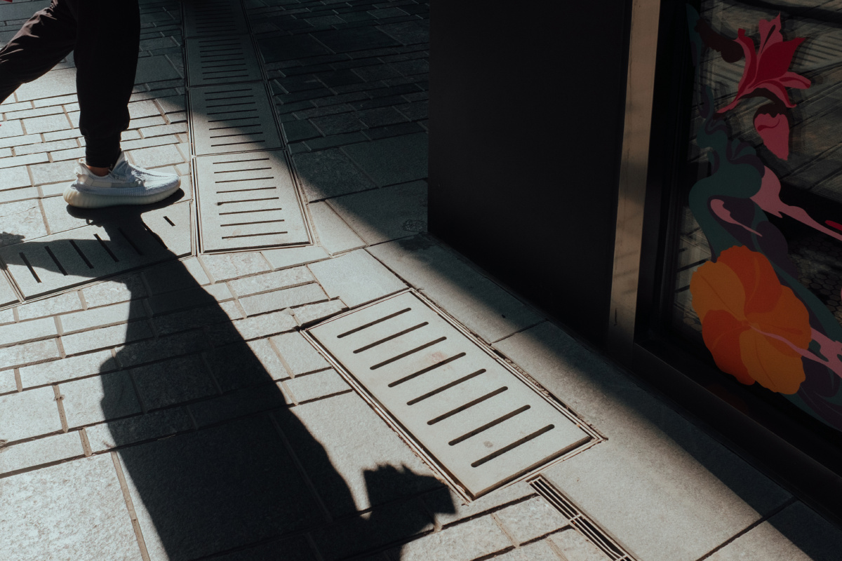 建筑本身高度错落的楼梯带来了丰富的光影变化由此记录了一些光影瞬间