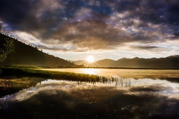 泸沽湖日出