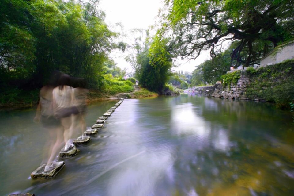 镜面溪水<br />
