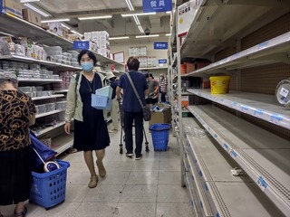 女孩在门前。。。一脸的故事