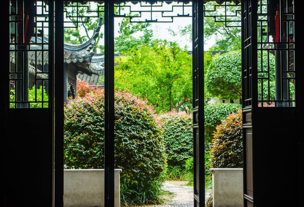 小院清幽花木深