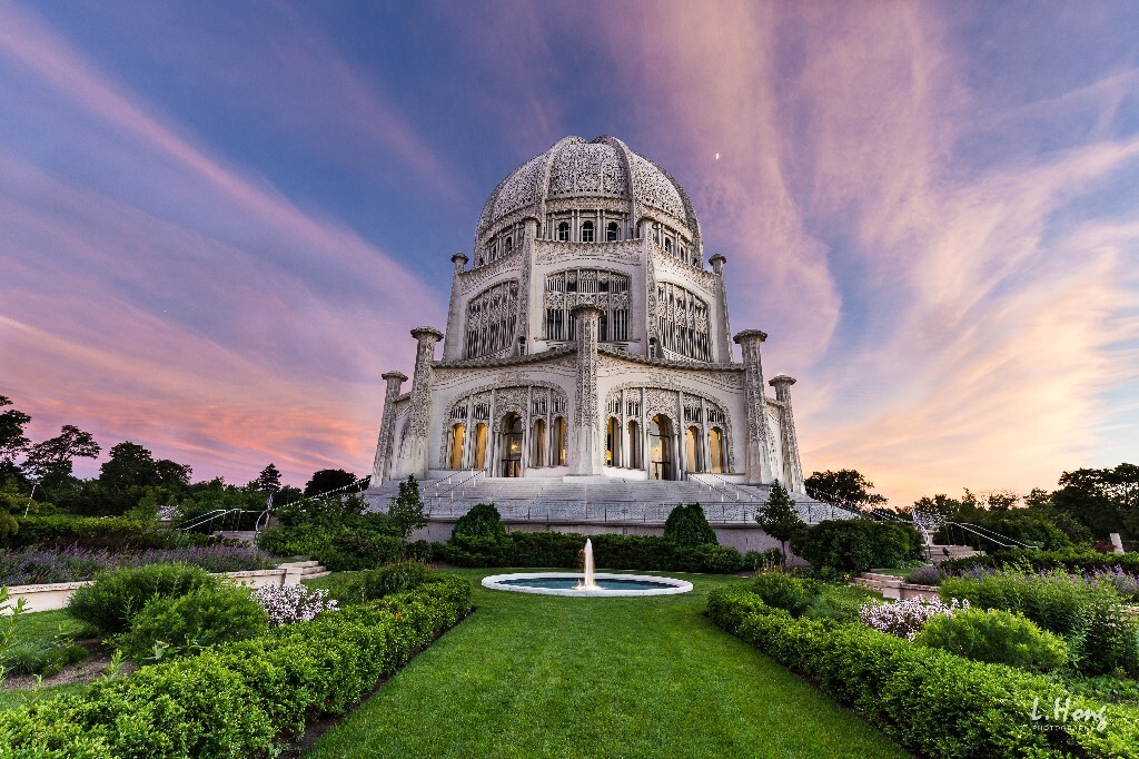 芝加哥北郊的巴哈伊神庙 (Baha'i House of Worship)，是世界上最大的也是全美唯一的一座巴哈伊教神庙。