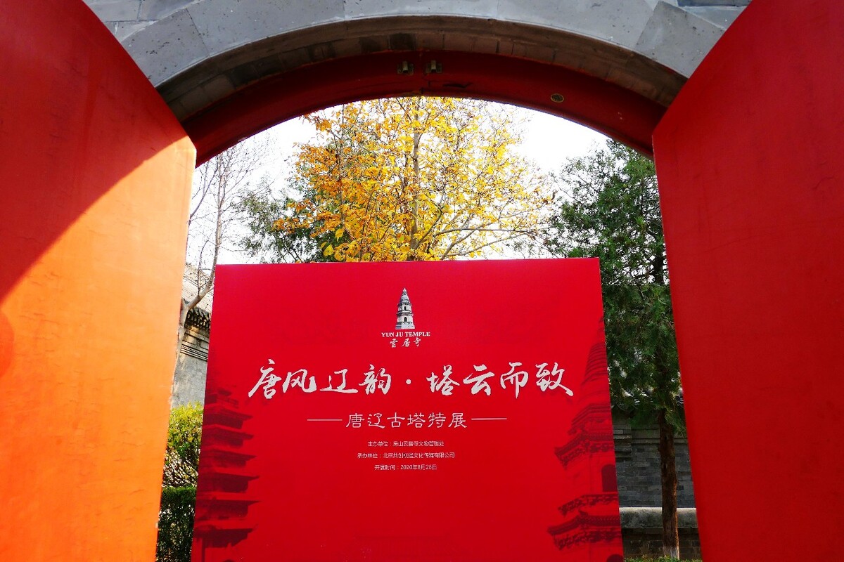 黑白人物<br />
似乎有点不情愿啊。。。