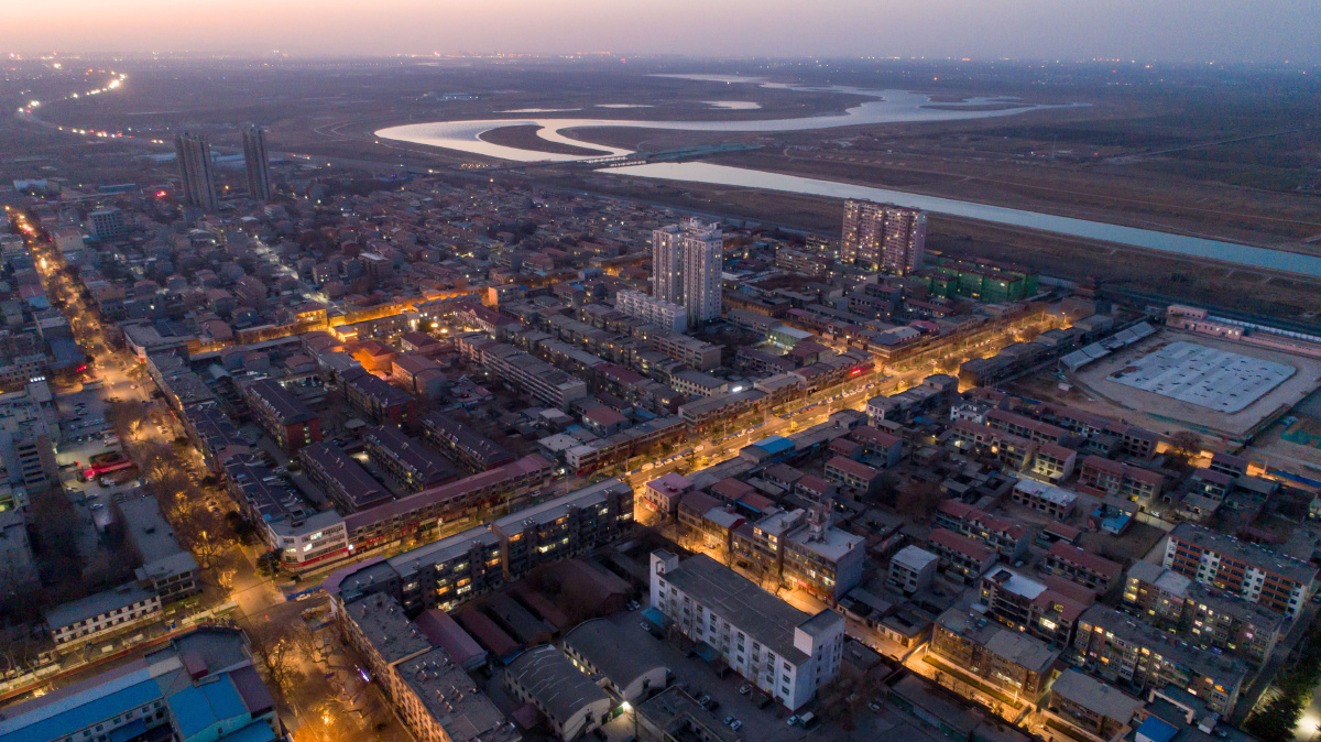 航拍藁城夜景特殊时期街上的车没有几辆路灯已经亮了等待春暖花开等待