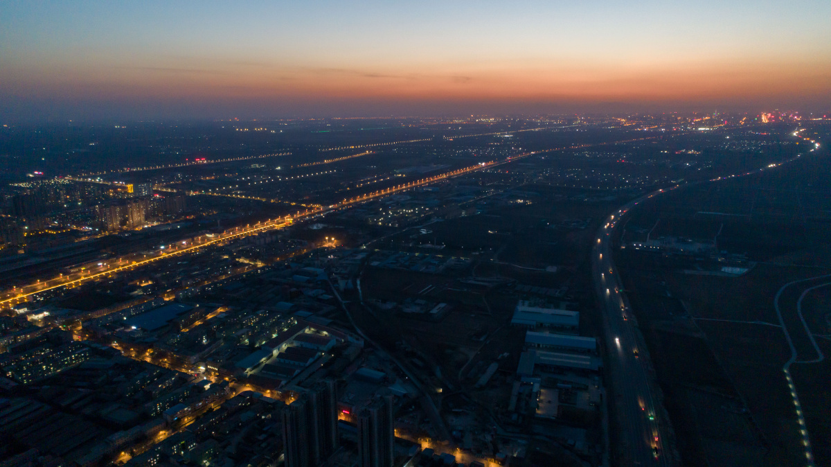 航拍藁城夜景特殊时期街上的车没有几辆路灯已经亮了等待春暖花开等待