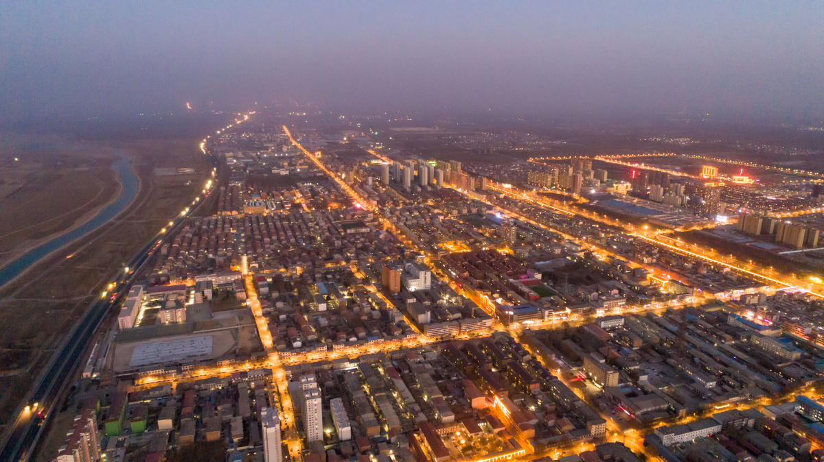 航拍藁城夜景特殊时期街上的车没有几辆路灯已经亮了等待春暖花开等待