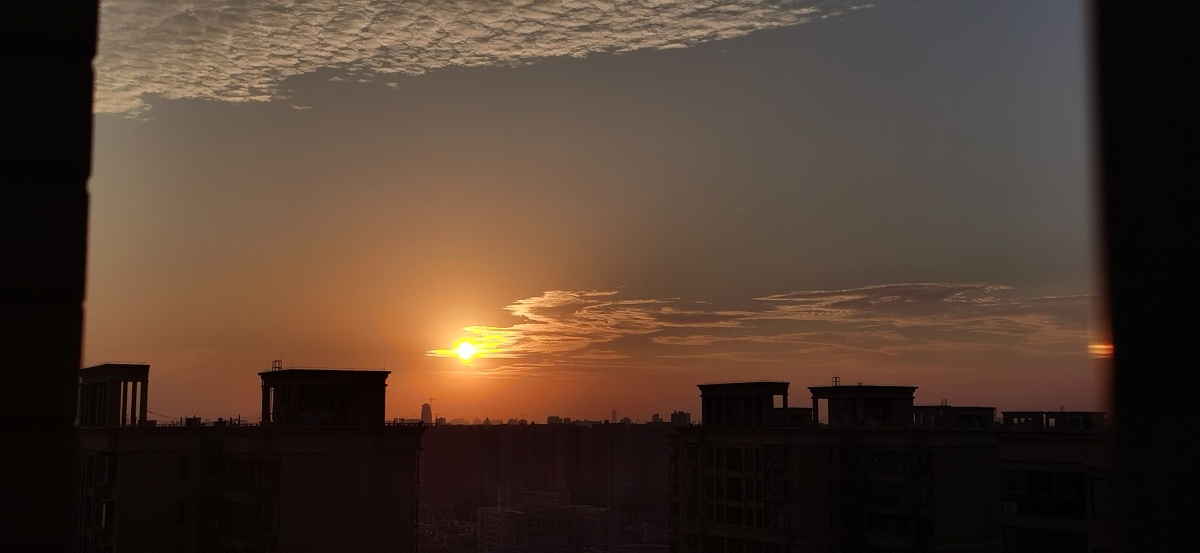 无聊的时候爬上屋顶看看夕阳