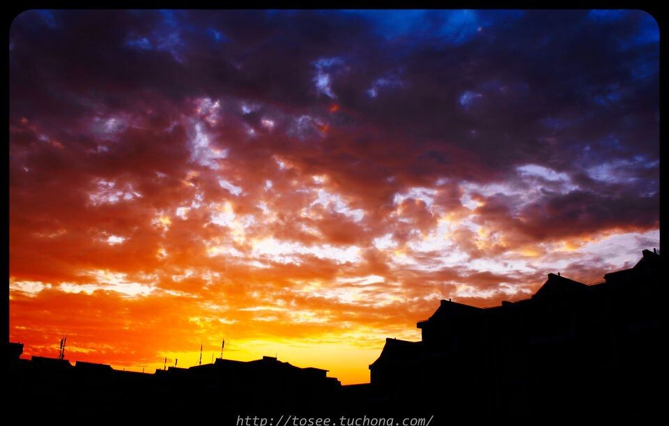 重庆超艳夕阳1<br />
截图直出重庆23日之艳阳西落，激动手抖无脚架，摇黑卡失败，剪影姑且看之