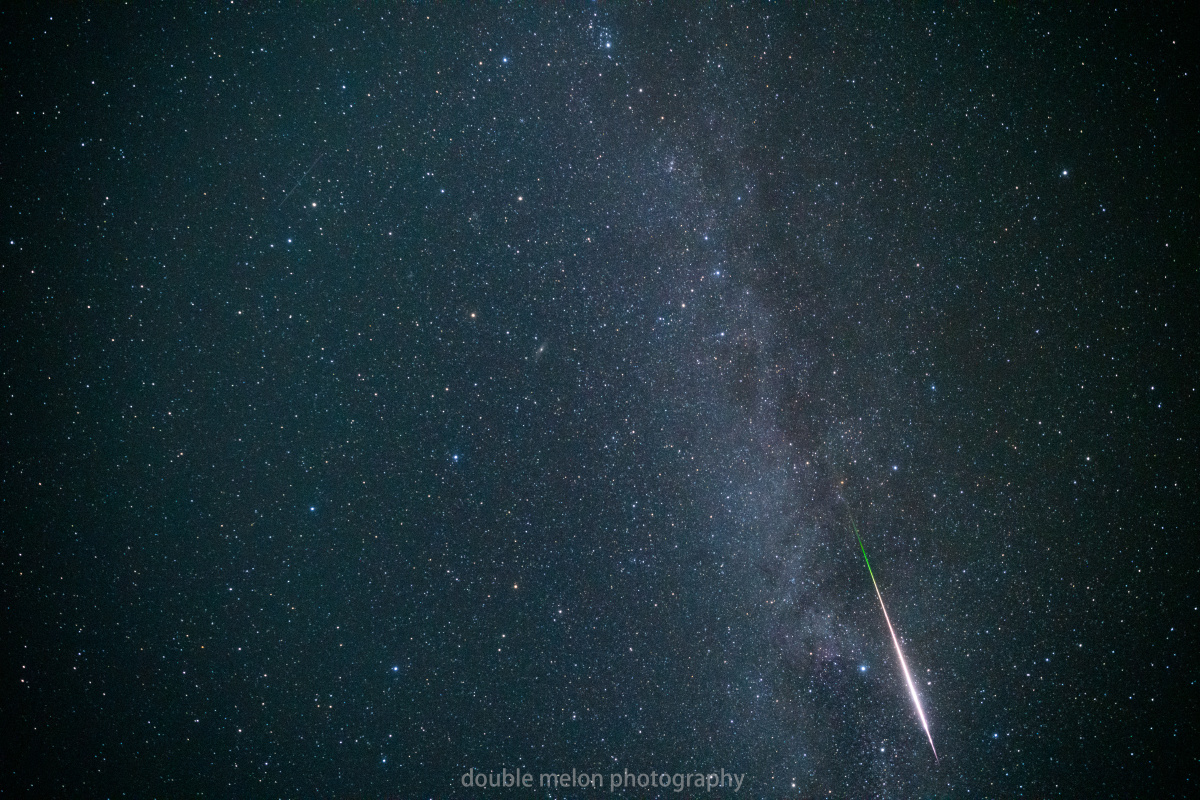 英仙座流星雨捕捉到的两颗较亮的火流星我愿意划过你的世界让你的每个
