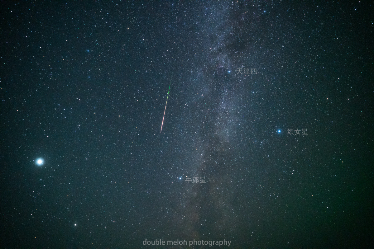 英仙座流星雨捕捉到的两颗较亮的火流星我愿意划过你的世界让你的每个