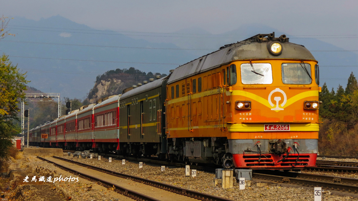 由DF4B客运型牵引的K1190次列车驶入怀柔北站