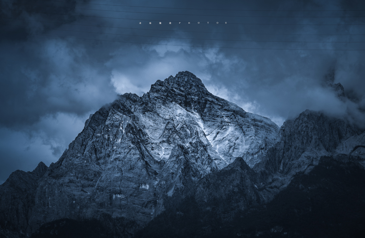 暗调下的玉龙雪山