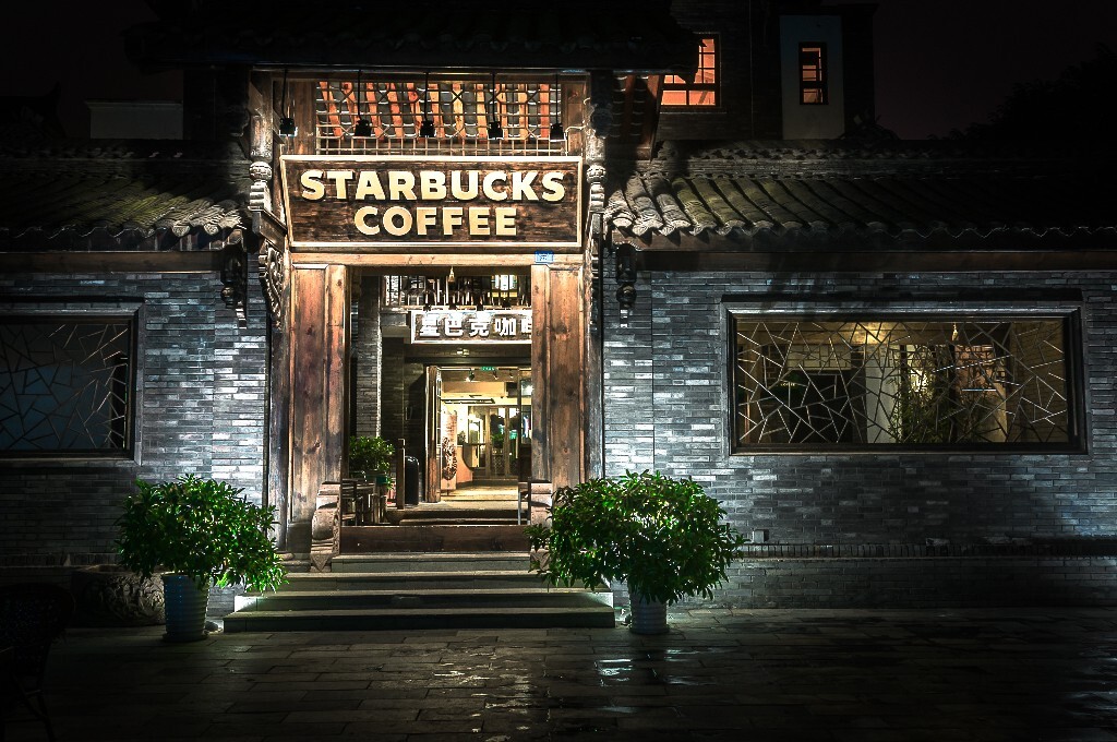 当代表时尚元素之一的星巴克被这样一栋古色古香的建筑所覆盖的时候,我们在思考到底是时尚改变了过去,还是过去影响了时尚。。。。