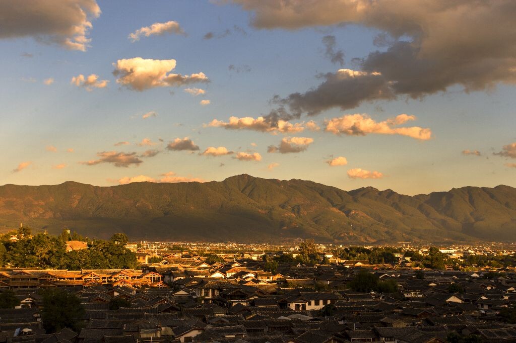 丽江古城映照在夕阳下