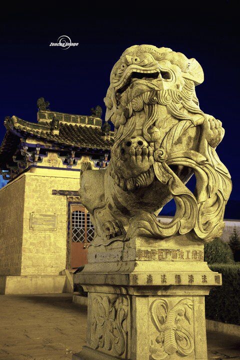 布达拉宫前的狮子<br />
布达拉宫前的狮子