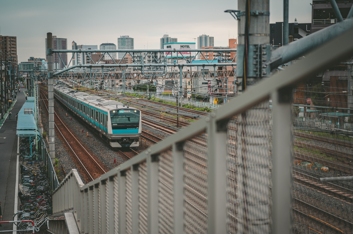 日本琦玉县jr西川口站电车通过瞬间