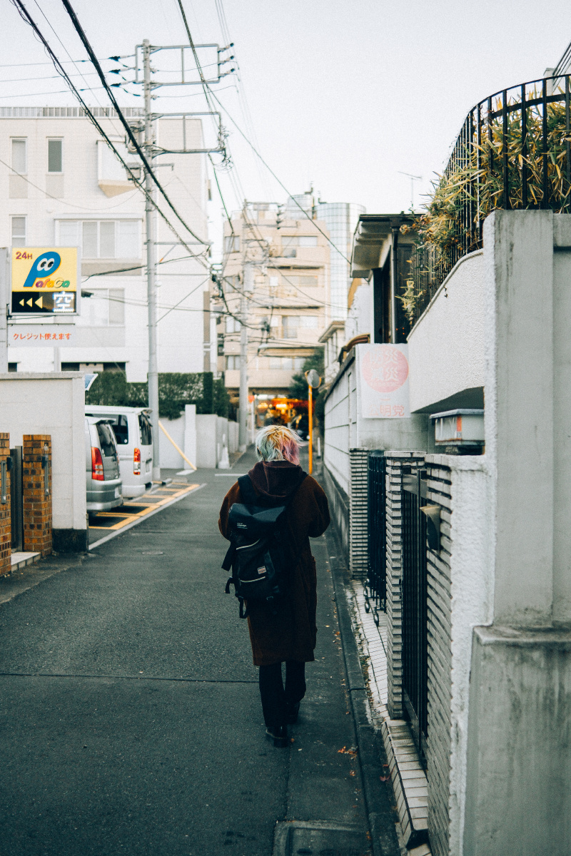 原宿街头路人纪实摄影(单人)摄于东京メトロ原宿駅前