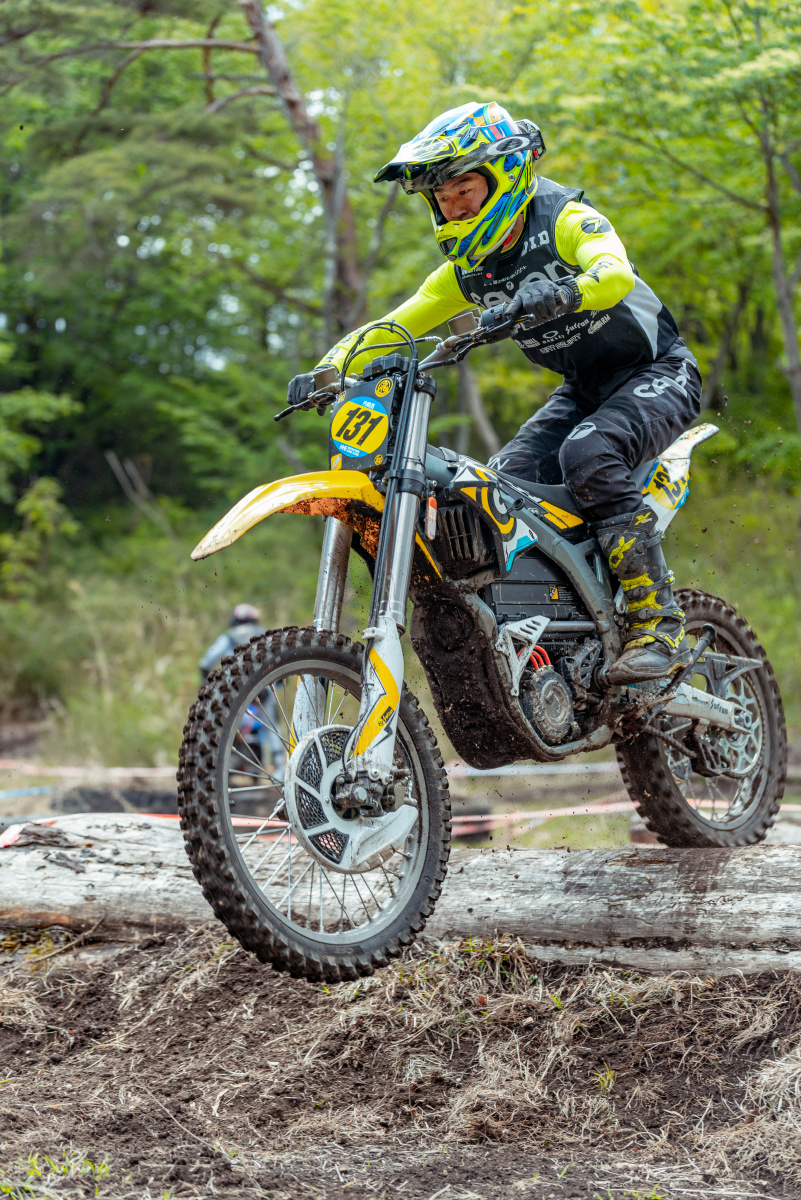 日本群马县motocross比赛内岛先生驾驶虬龙全尺寸电动越野摩托飞跃