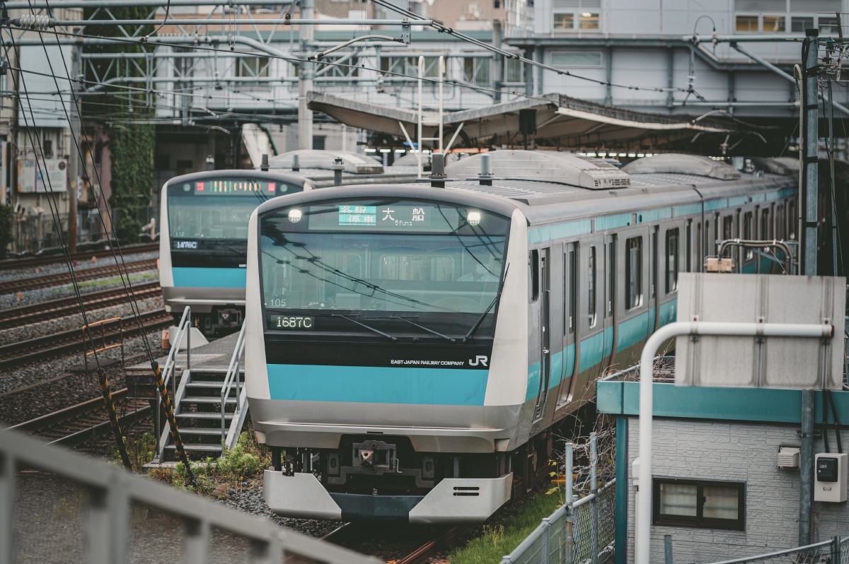 日本琦玉县jr西川口站电车通过瞬间