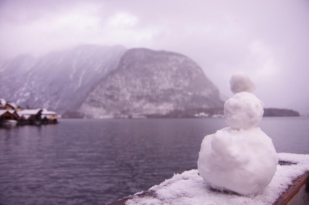湖边不知道是谁捏的……雪球