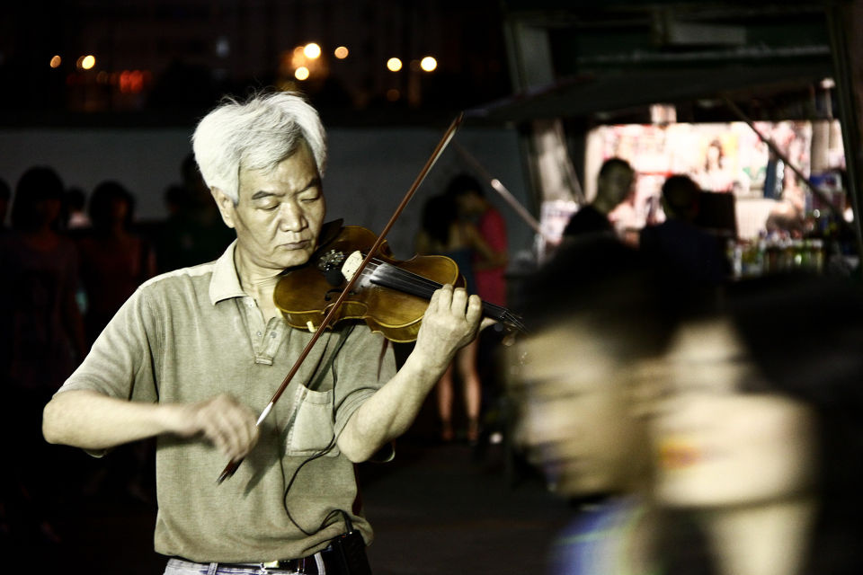 街头卖艺人 br />