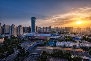 夕阳中的陕西省体育场