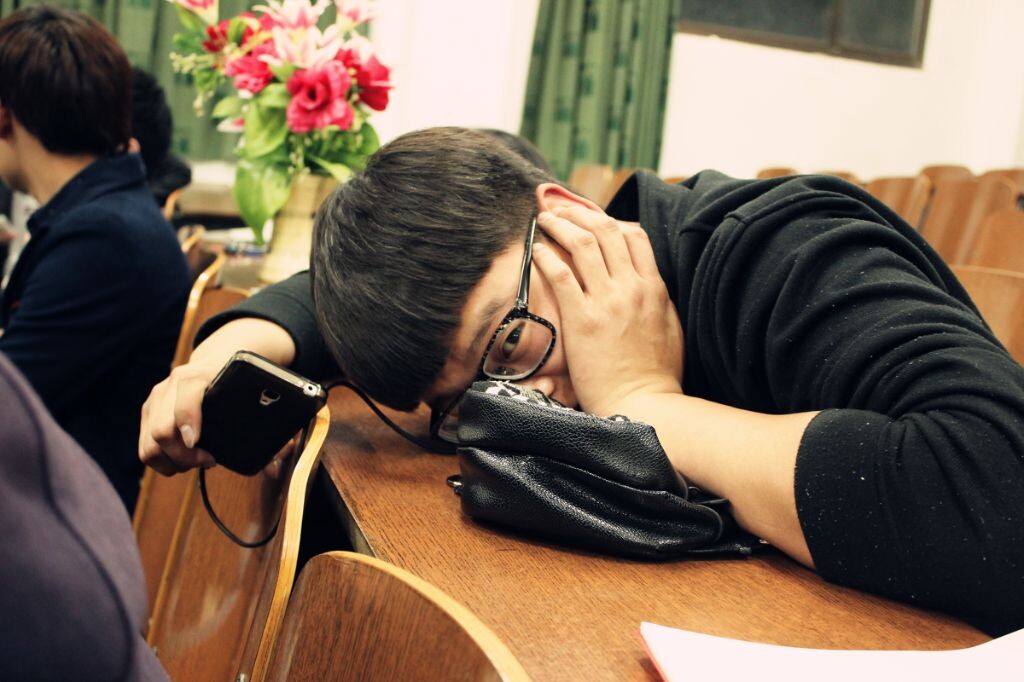 靖嫂子总是一副这个样子，羞羞答答打额