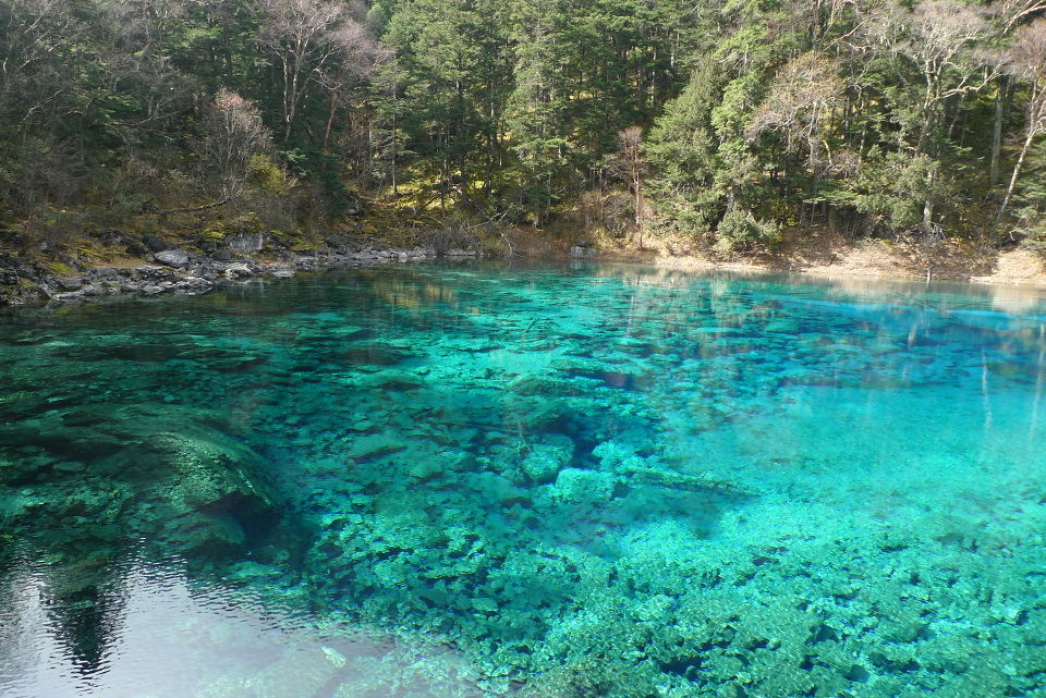 九寨沟里的五彩池