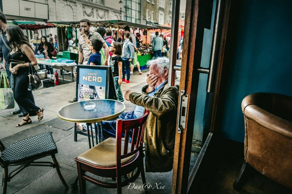这里正是电影Notting Hill里出现过的Portobello市场,这个市场总是熙熙攘攘的。我们在咖啡馆休息的时候看到这位孤独的大爷一个人在这里坐了很久很久。他会主动跟路过的人搭讪微笑,当顾客很多没有空位,他都会主动邀请他们坐到他旁边的位子。诺丁山的热闹强烈地碰撞着他的孤独,也许他眼睛累了,也许他想到了伤心事,他很快地抹了下眼睛,这一瞬间被幸运地记录下来。<br />
<br />
英国这边有很多孤寡老人,曾在不同地方都遇到过他们,他们很喜欢跟人搭讪,很容易打开话匣子诉说他们的故事。很明显可以感受到他们是寂寞的,如果你在英国遇到他们向你打招呼,请不要躲避还以一个温暖的微笑。