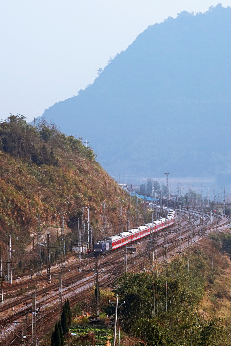 南平南站开出的一辆火车