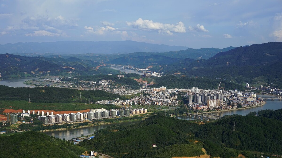 富屯溪边上的县城,溪水之字形穿城而过,在一个山上的庙里拍的,庙边上的一个山洞正在打造佛像群,很壮观,甚至让我想到了孤岛危机里外星人出现的那个洞。713