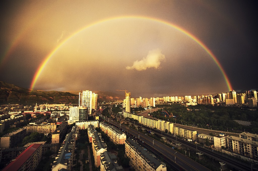 7月14日傍晚雨后西宁出现的双层彩虹，宛如美剧《穹顶之下》的科幻场景。